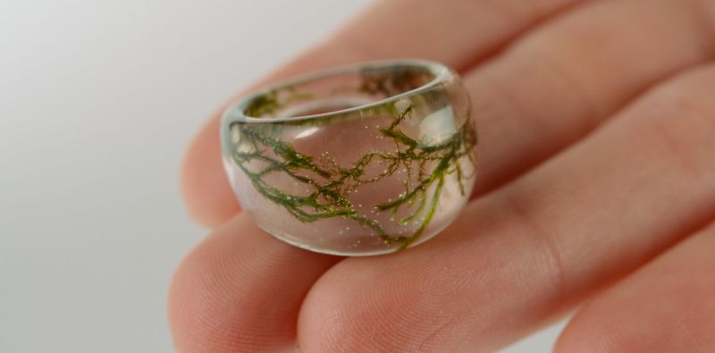 Epoxy ring with plant