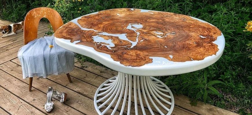 Table top made of epoxy resin and wood