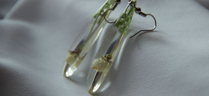 Earrings made of epoxy resin with your own hands