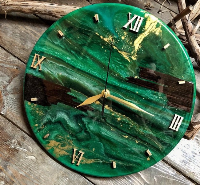 Clock in green